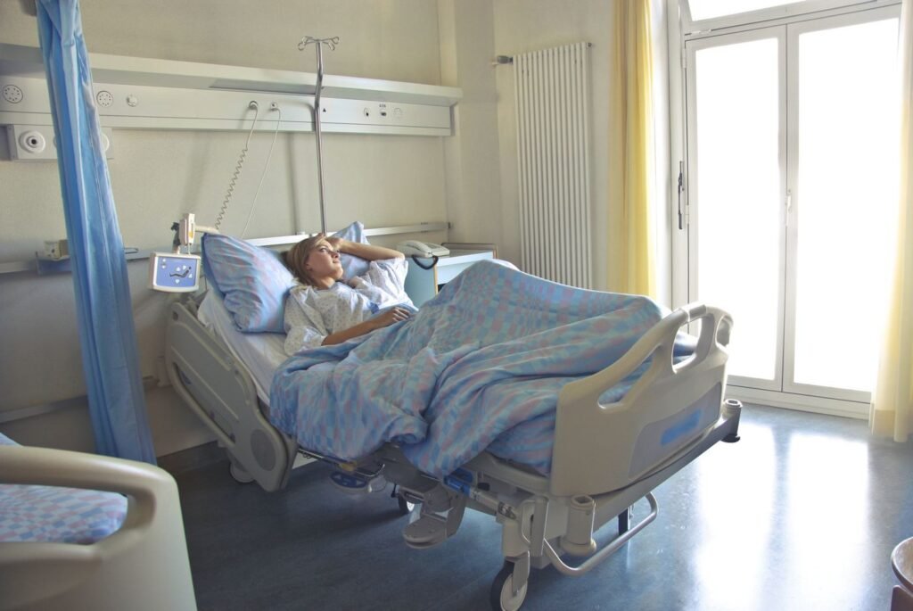 Mulher deitada em leito de hospital
