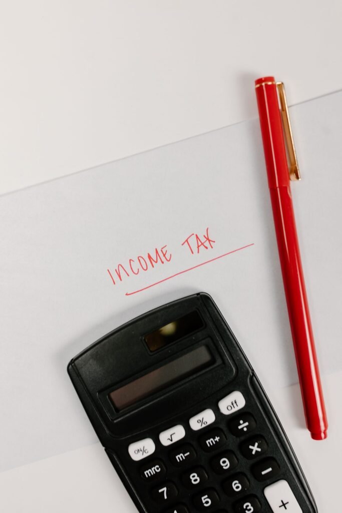 Calculadora preta sobre a mesa