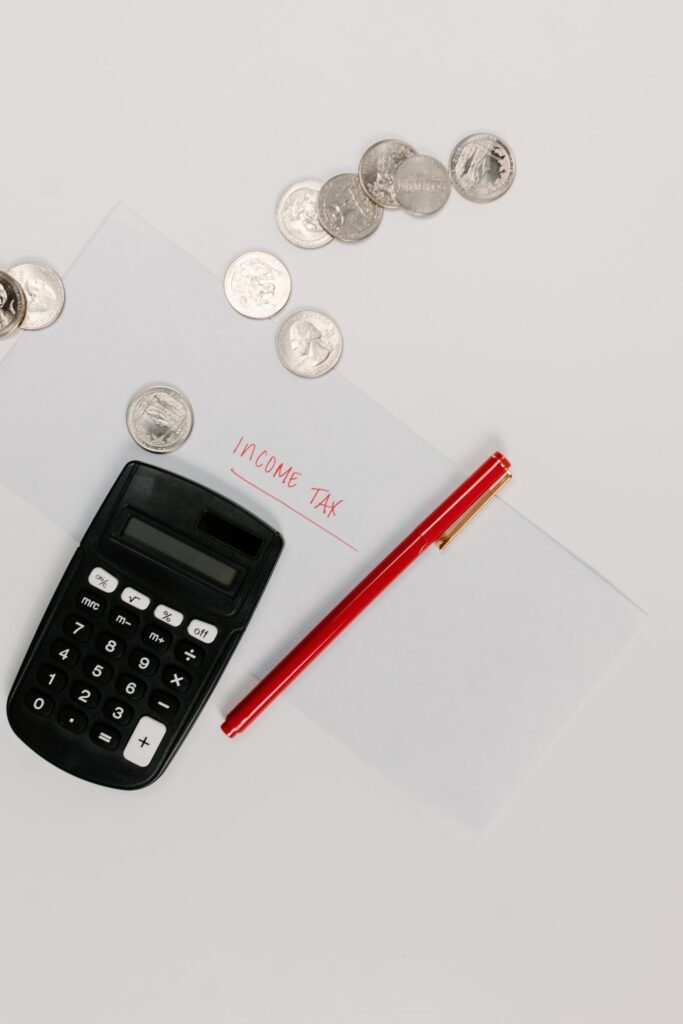 Calculadora, caneta e moedas