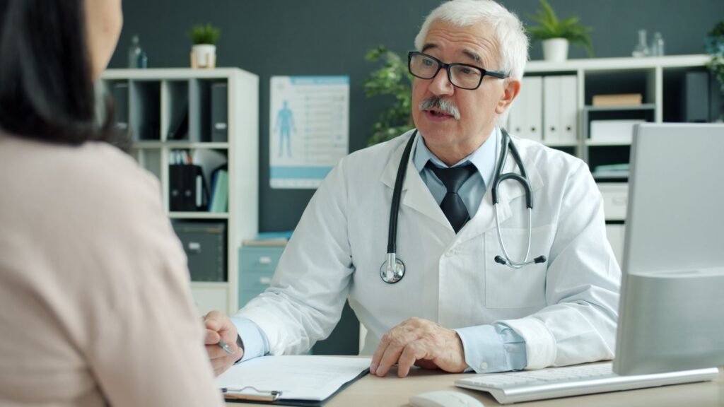 Consulta médica com paciente idosa