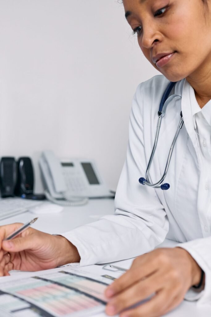 Médico preenchendo um documento