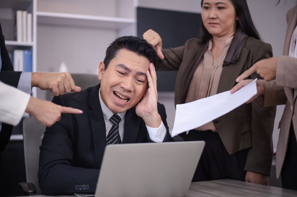 Chefe irritado com funcionário