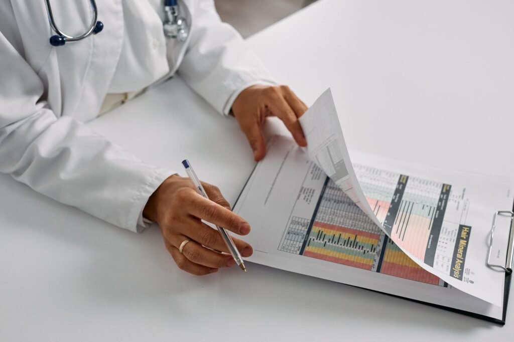 Mãos de médico com bloco de anotações