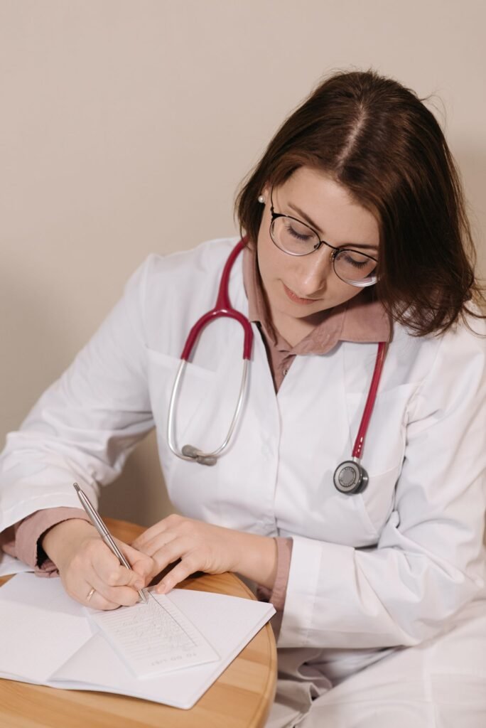 Médica escrevendo um documento