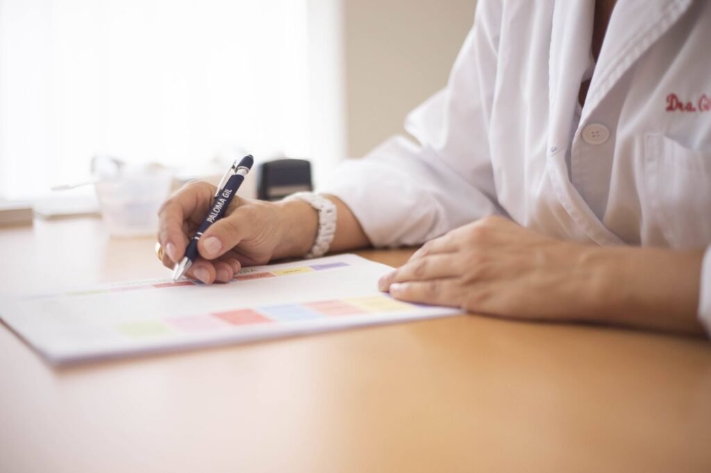 Médico escrevendo à mesa
