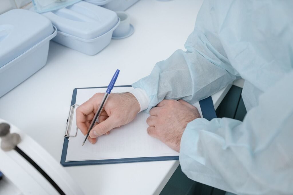 Médico anotando em prancheta