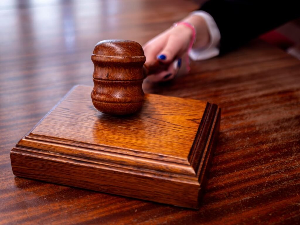 Martelo de juiz no tribunal