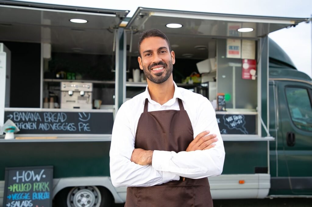 Empreendedor sorrindo em um food truck