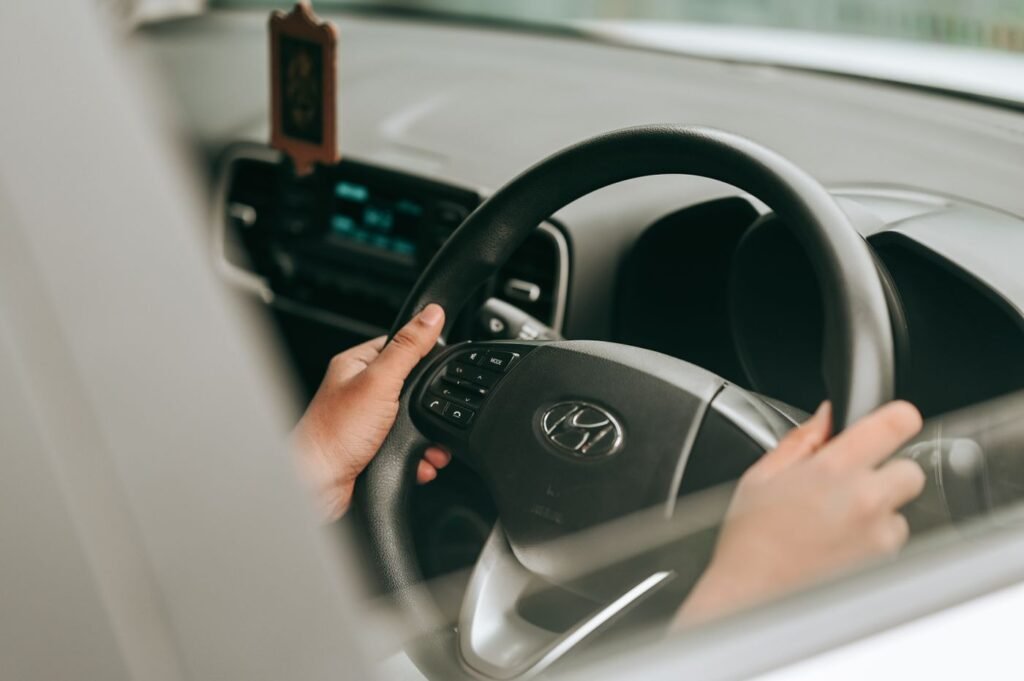 Mãos segurando o volante