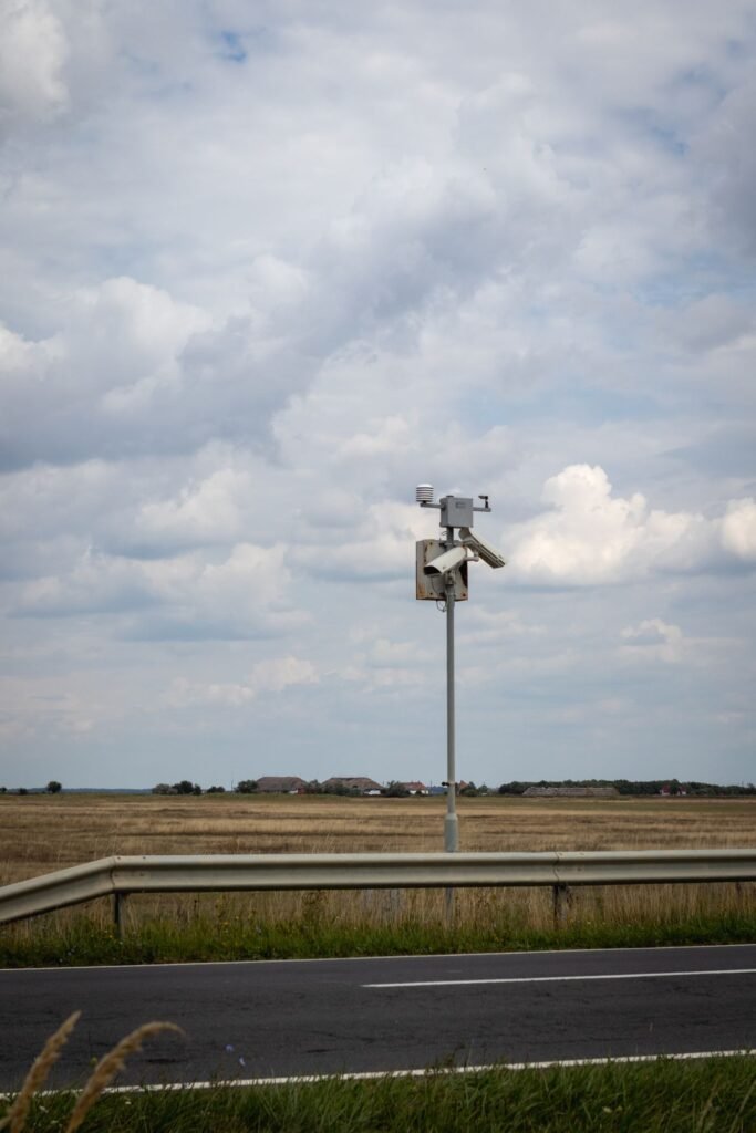 Radar de velocidade na beira da estrada
