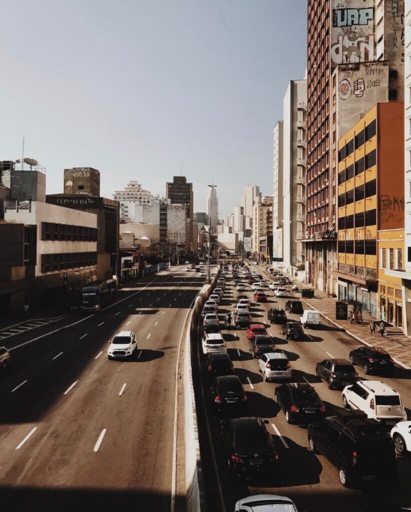 Trânsito em avenida da cidade