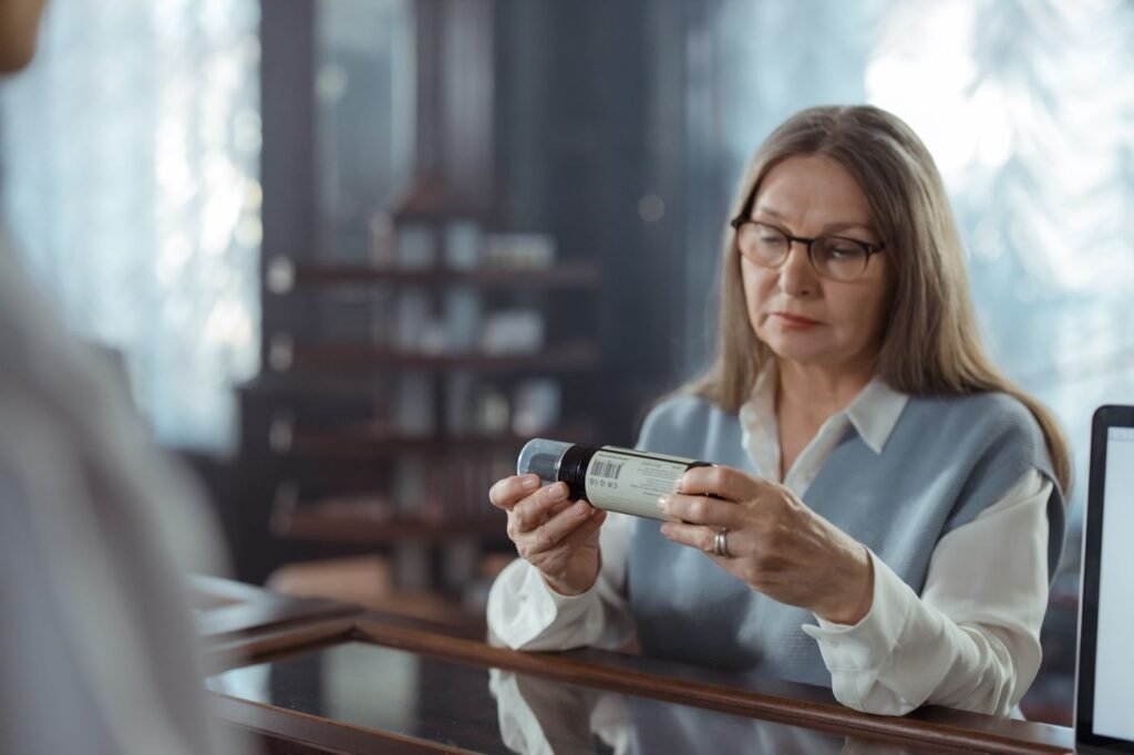 Mulher lendo o rótulo de um remédio