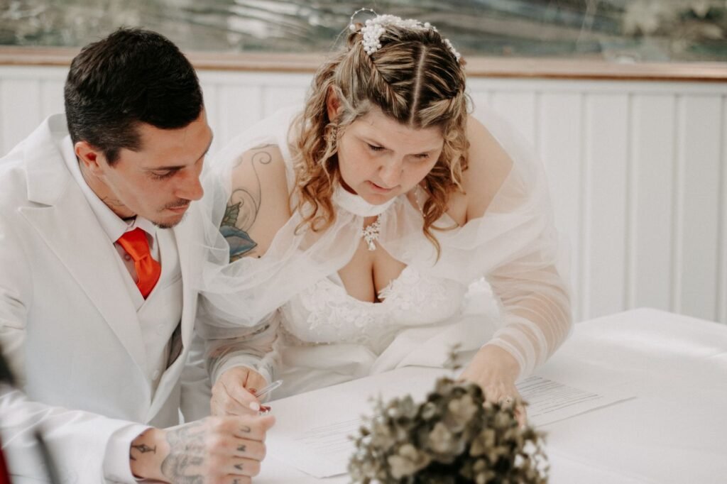 Casal com documentos