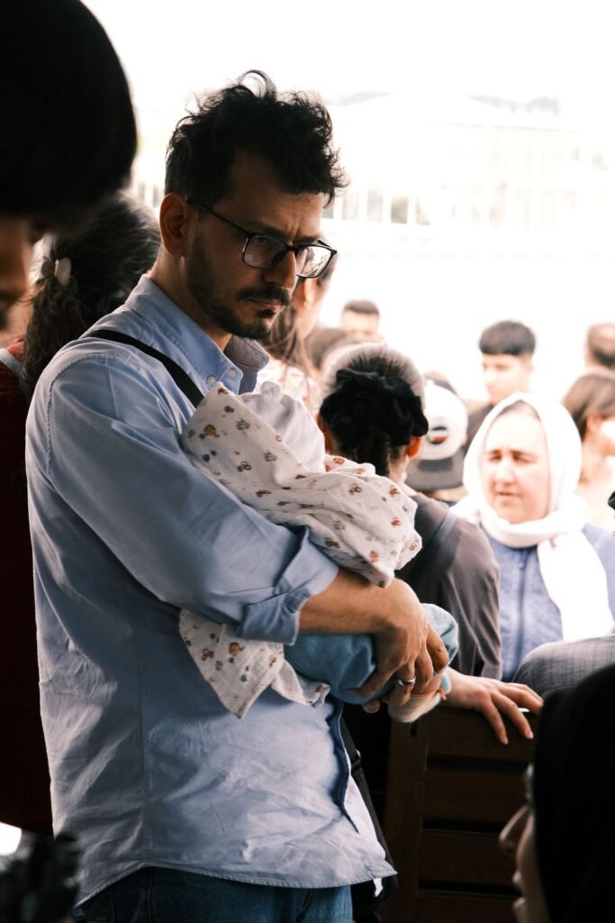 Pai segurando o bebê