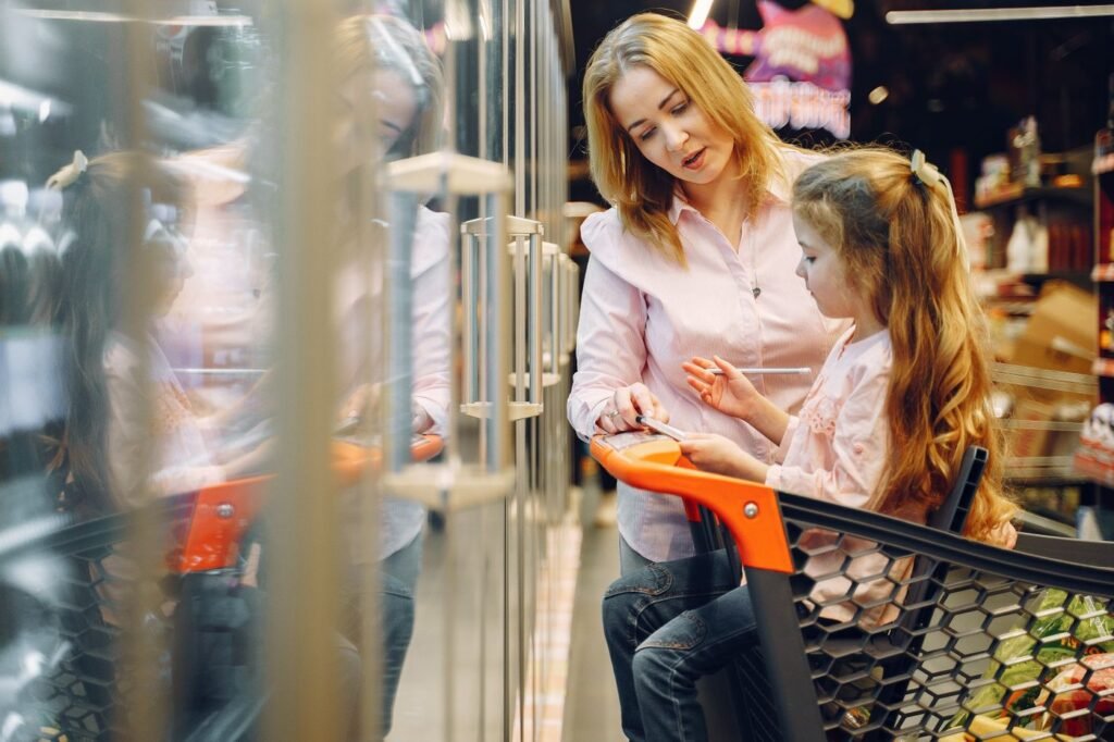 Mãe e filha fazendo compras