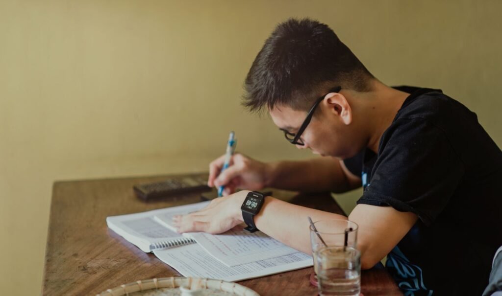 Universitário estudando