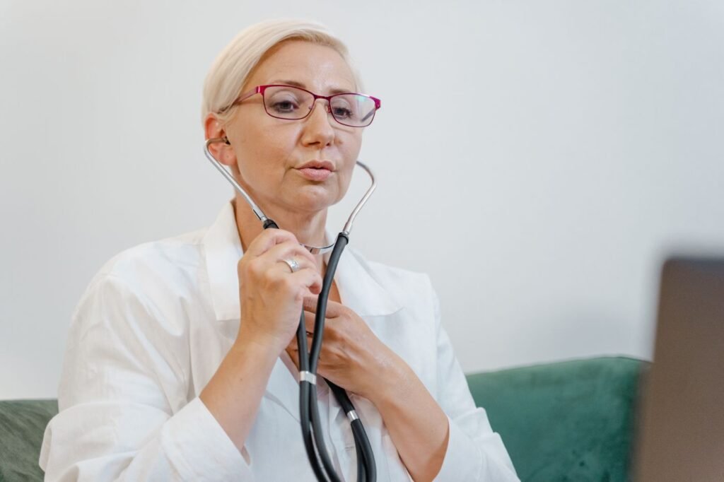 Médico em consulta com paciente
