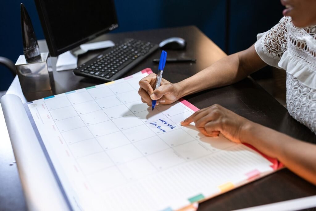 Pessoa anotando datas em um calendário