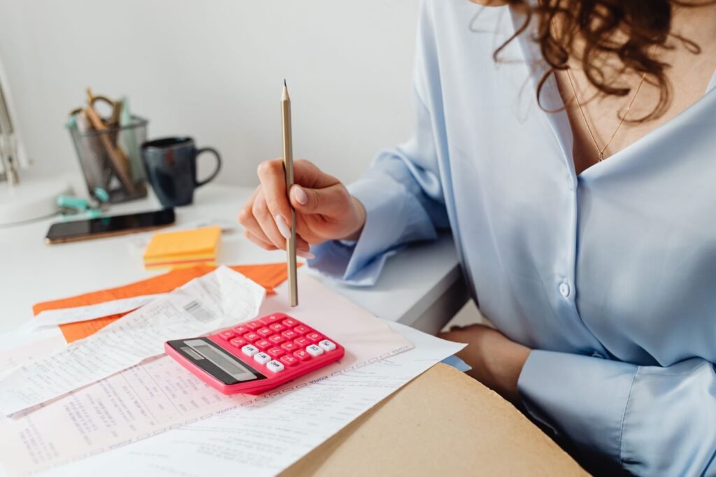Mulher calculando contas à mesa