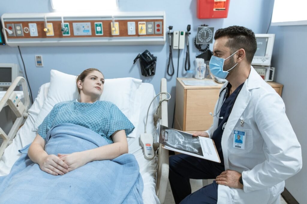 Médico conversando com paciente no leito