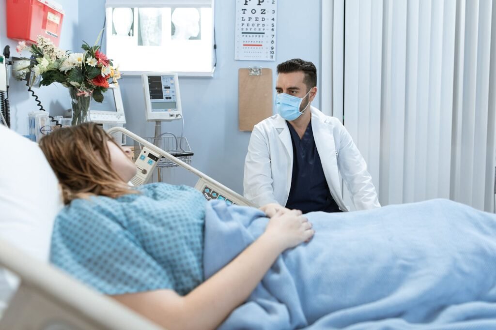 Médico conversando com um paciente