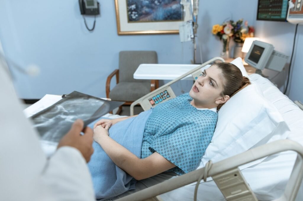 Paciente conversando deitado em uma cama de hospital