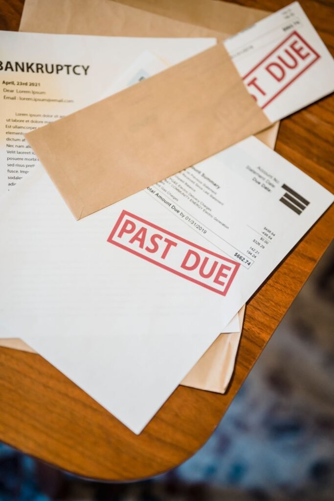 Envelope com aviso de conta atrasada