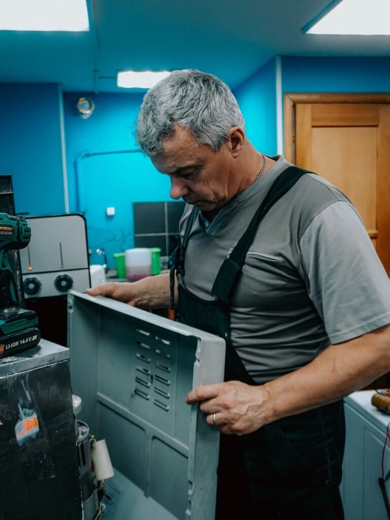 Técnico consertando um aparelho