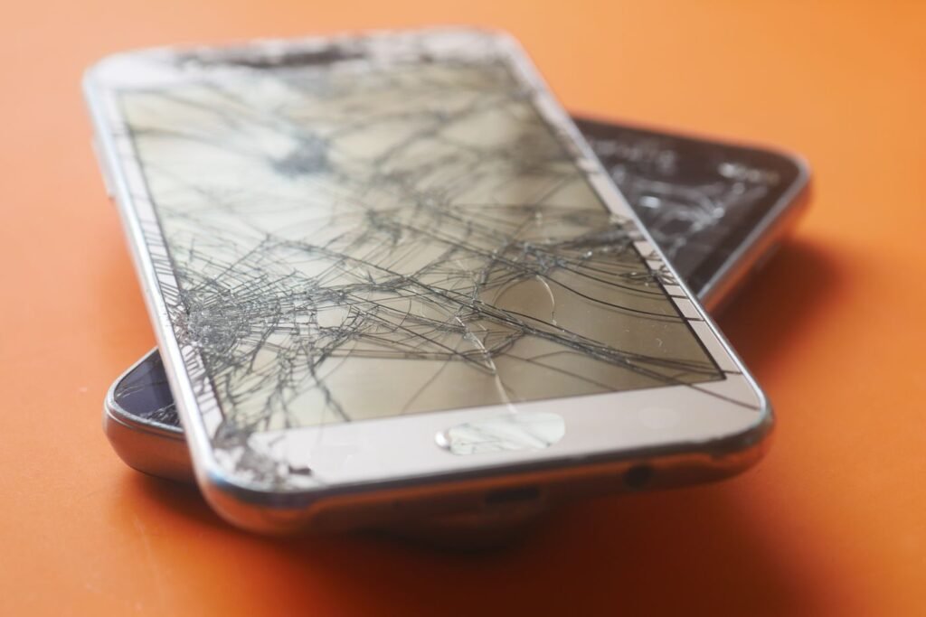 Celular com a tela trincada
