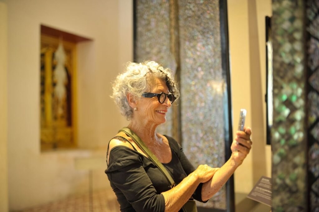 Mulher idosa usando o celular