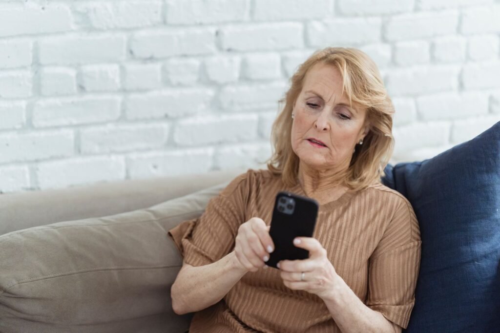 Idosa olhando o smartphone