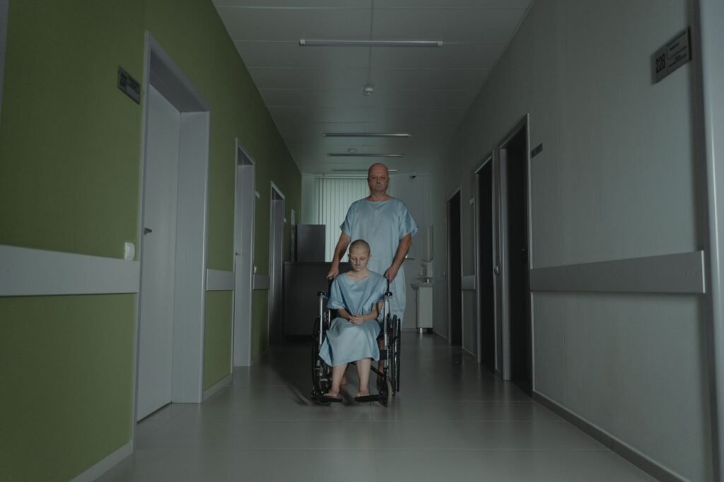 Pacientes no corredor do hospital