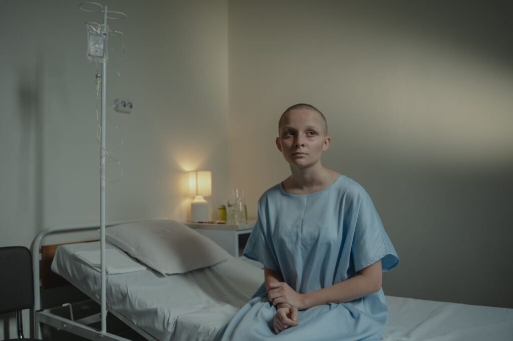 Paciente sentada na cama do hospital