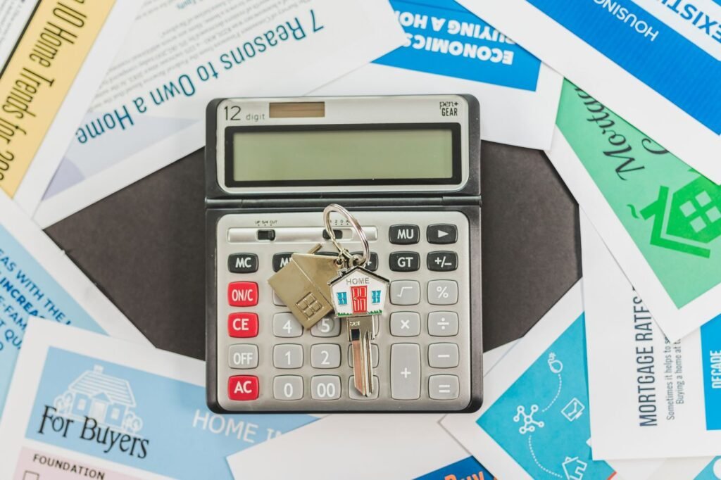 Calculadora e casa em miniatura