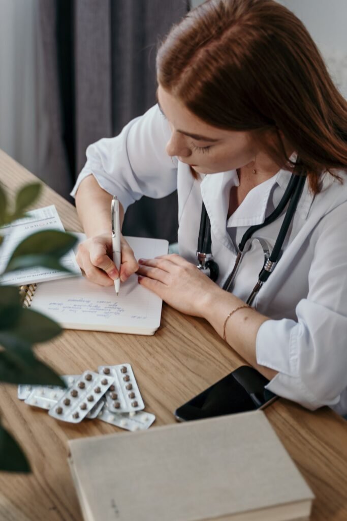 Médico fazendo anotações