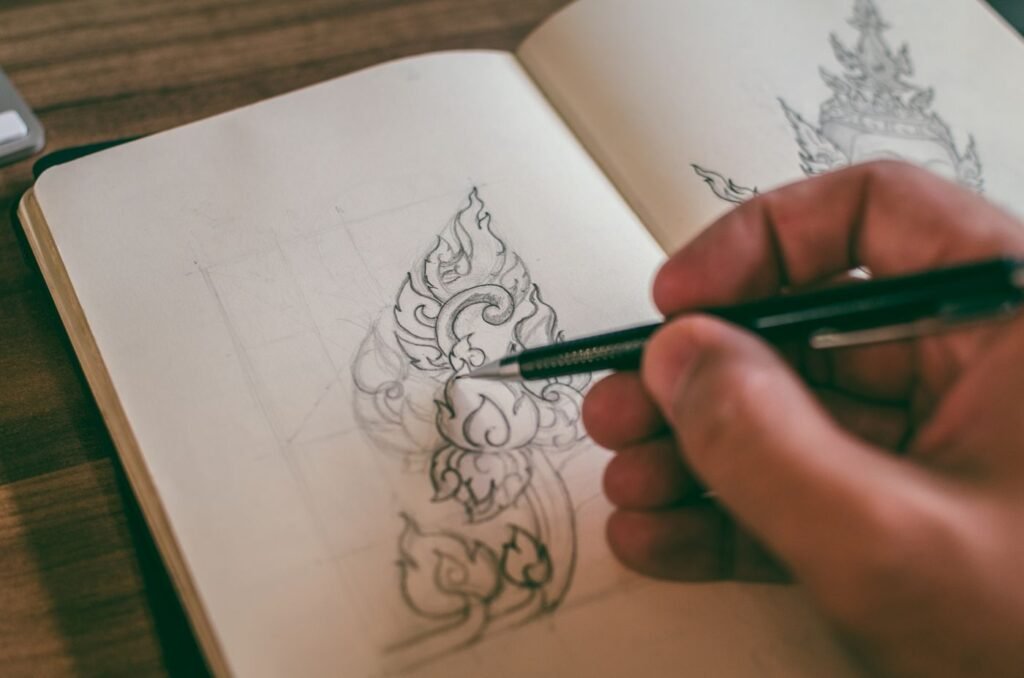 Pessoa rabiscando ideias em um caderno