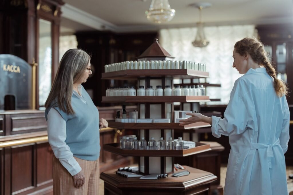 Cliente conversando com farmacêutico