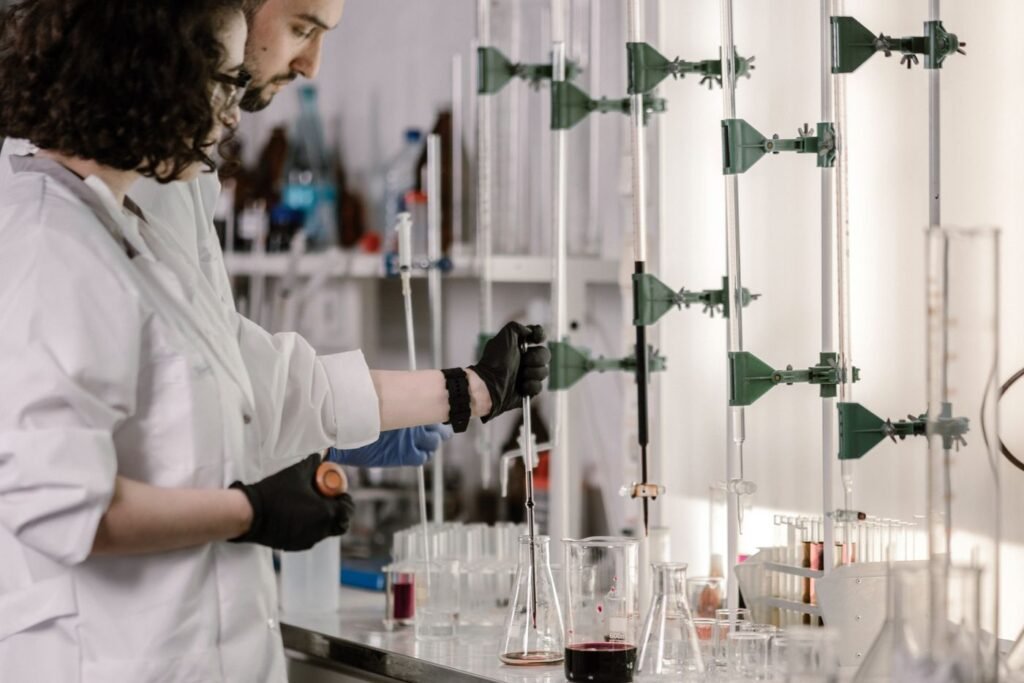 Pesquisadores trabalhando em laboratório