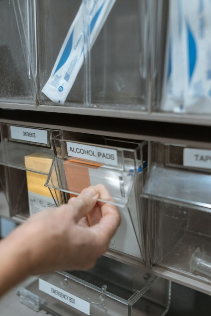 Prateleiras com caixas de remédio