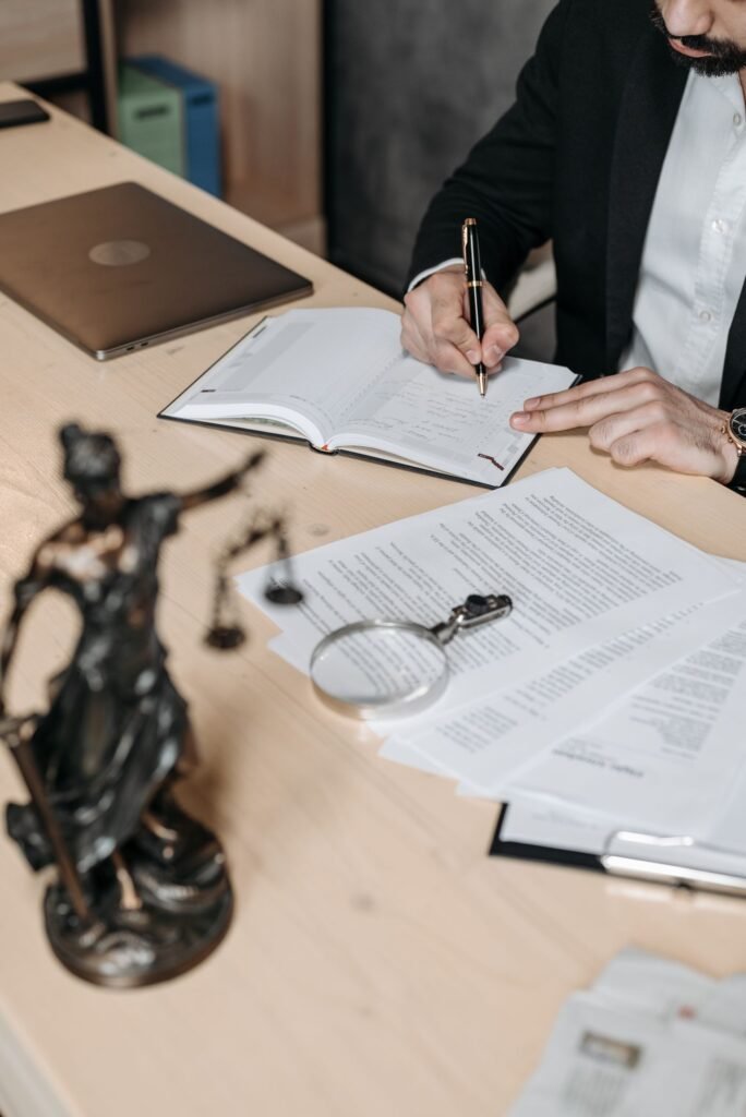 Homem fazendo anotações em caderno