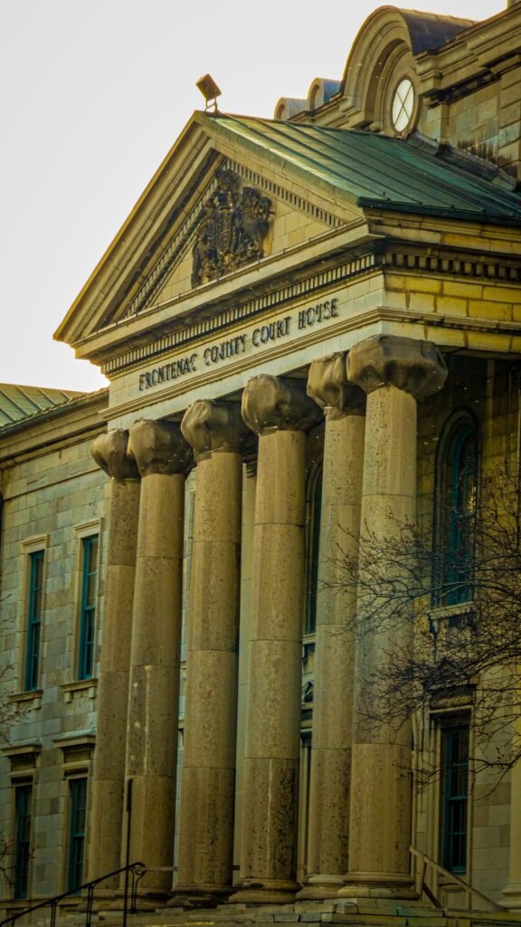 Entrada de prédio do Judiciário