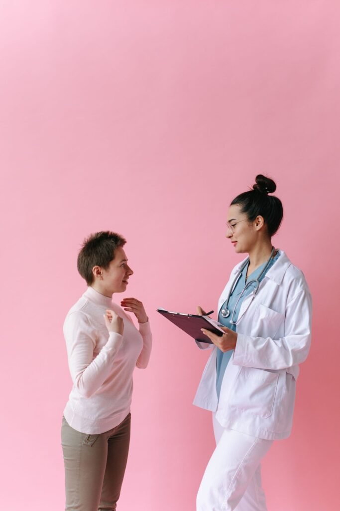 Médico atendendo paciente no consultório