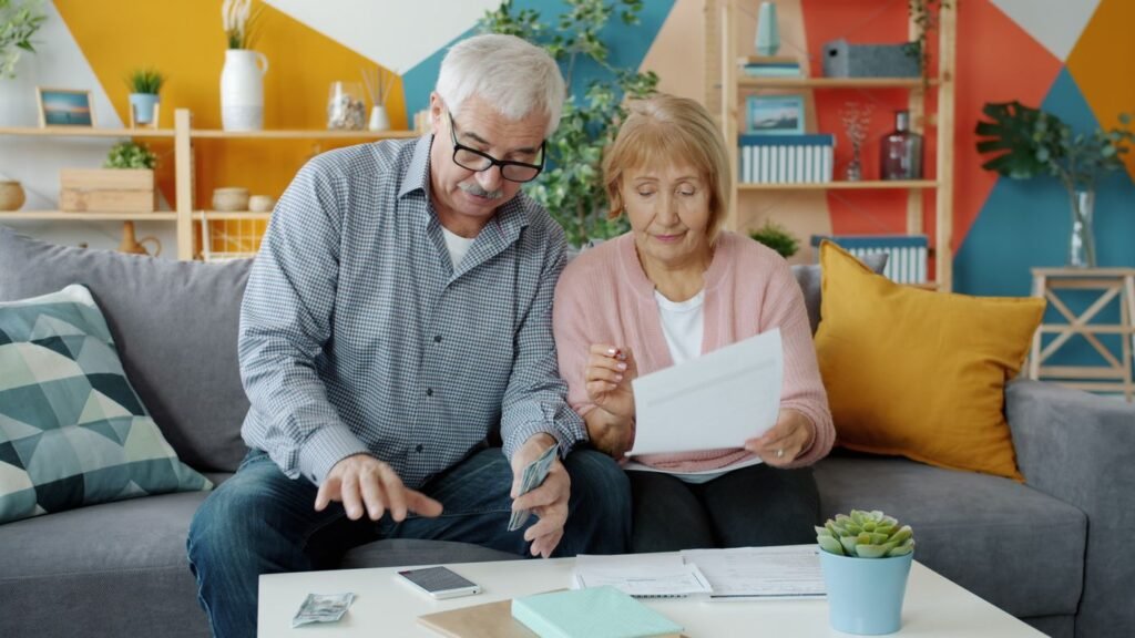 Casal de idosos revisando as finanças