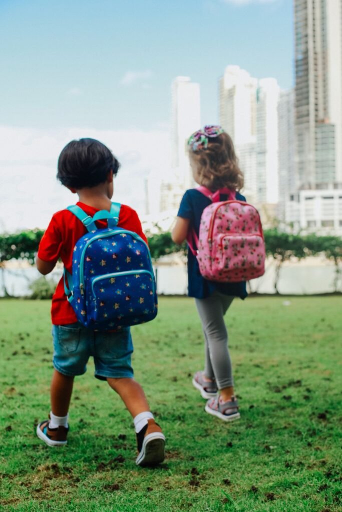Menino e menina com mochilas escolares