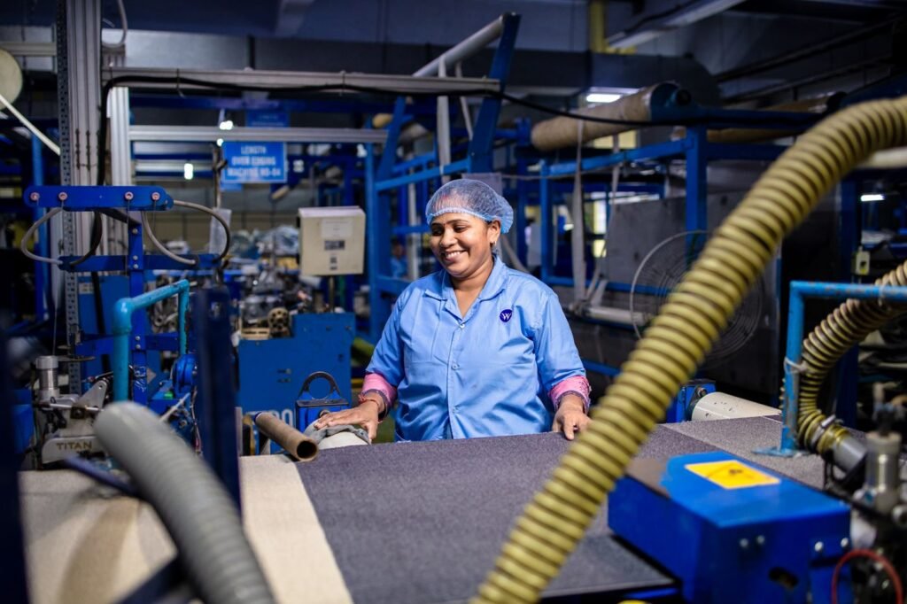 Trabalhadora sorrindo em uma fábrica