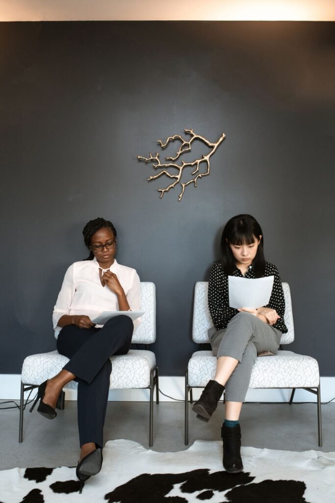 Duas mulheres aguardando entrevista de emprego