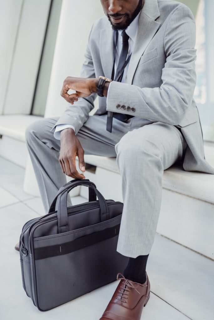 Homem com bolsa olhando anúncios de vagas
