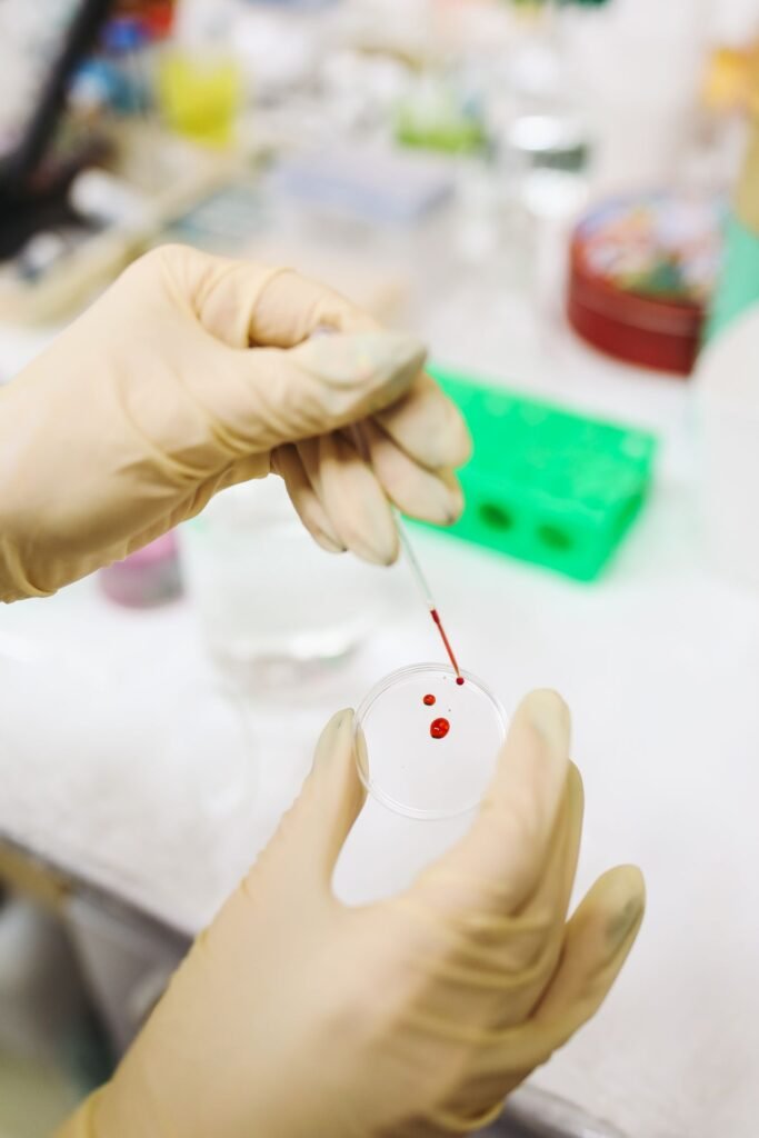 Cientista trabalhando em laboratório