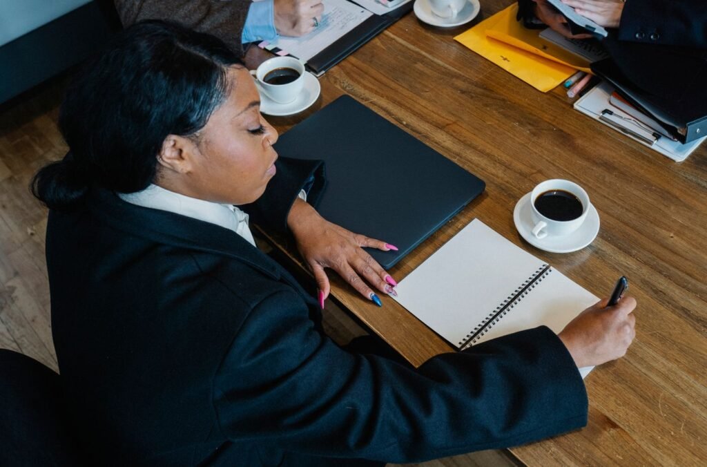Servidora anotando em reunião