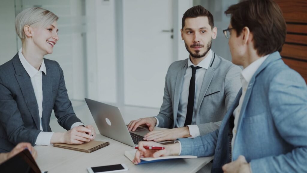 Reunião de trabalho em escritório moderno